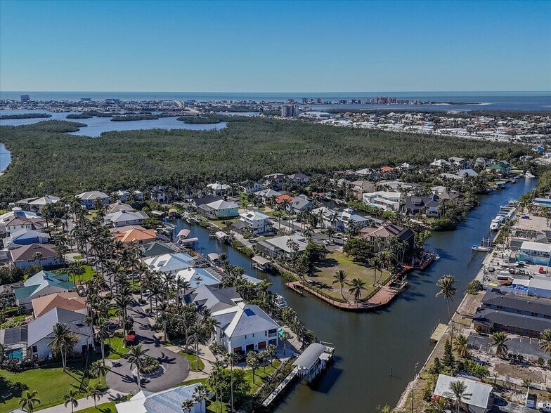 More Photos Of 17671-17681 San Carlos Blvd, Fort Myers Marina For Sale