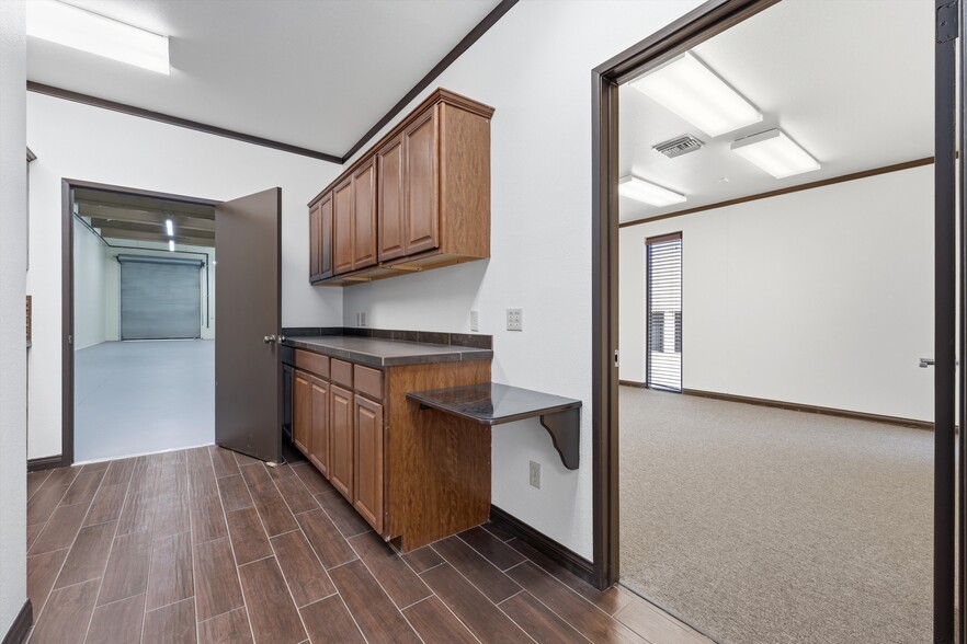 More Photos Of 42207 6th St W, Lancaster Warehouse For Lease