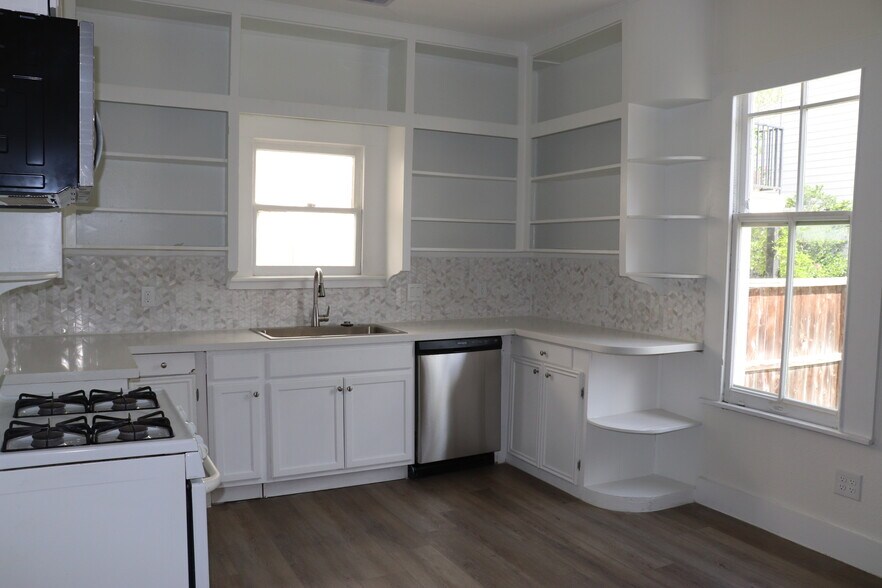 More Photos Of 2008 Crockett St, Houston Storefront Retail Office For Lease