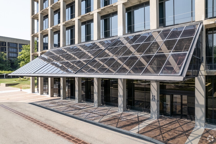 More Photos Of 1 Blue Hill Plz, Pearl River Unknown For Lease