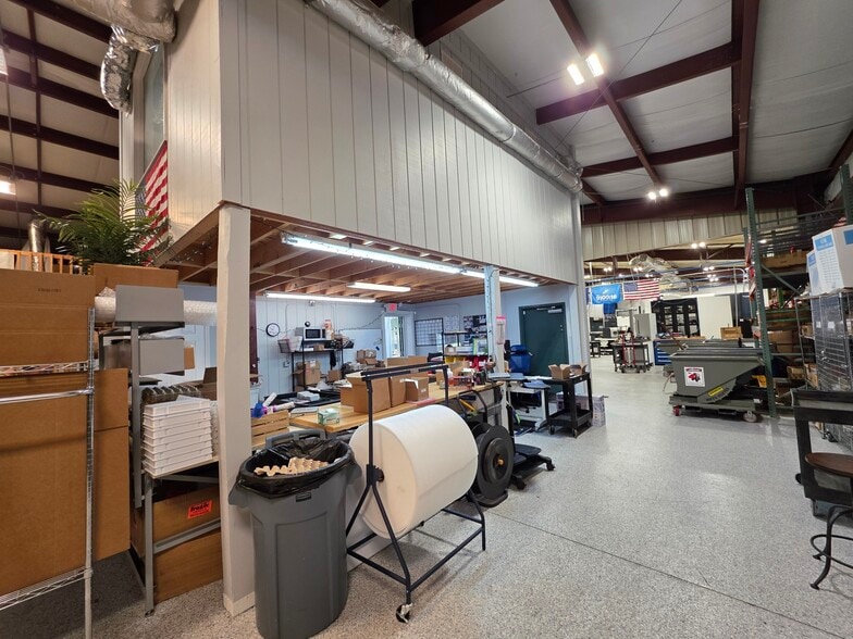 More Photos Of 16 Finch St, Hilton Head Warehouse For Sale
