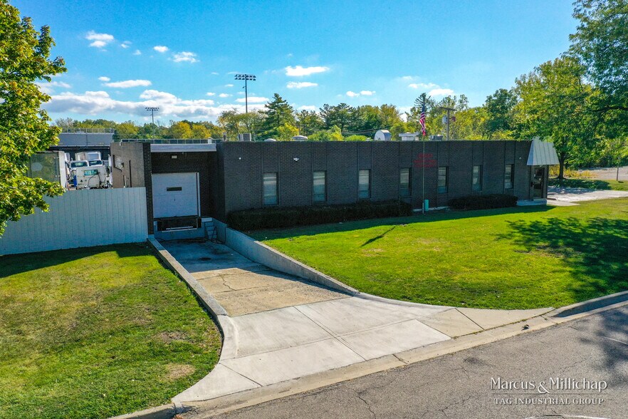 More Photos Of 675 Sunset Dr, Round Lake Warehouse For Sale