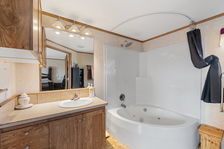 More Photos Of 81 Barstow St, Carseland Auto Repair For Sale