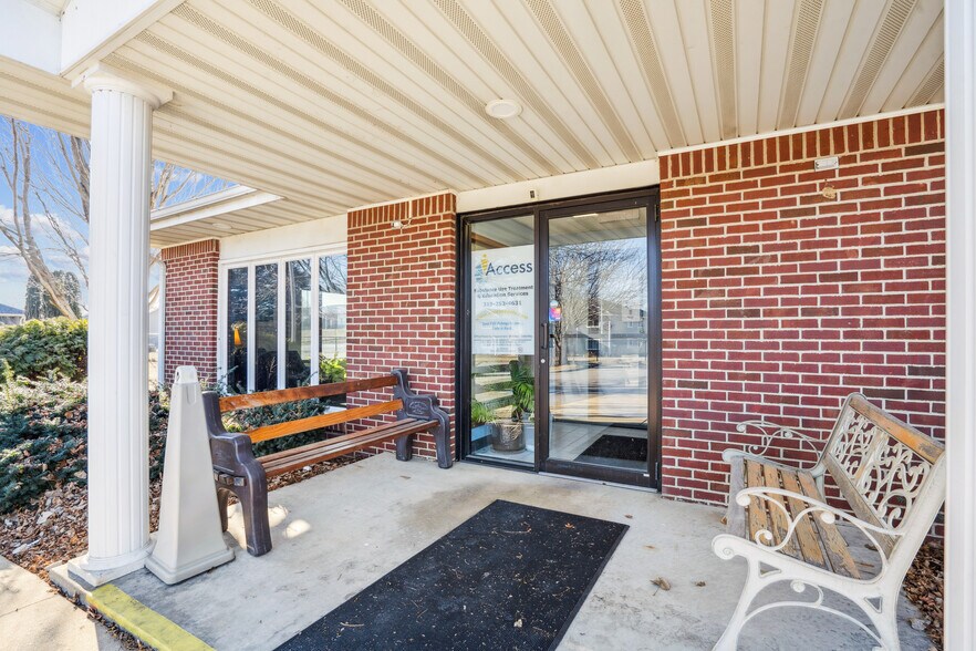 More Photos Of 3640 Canterbury Ct, Waterloo Healthcare For Sale