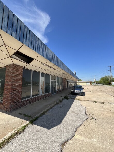 Primary Photo Of 6512-6528 N Peoria Ave, Tulsa General Retail For Sale