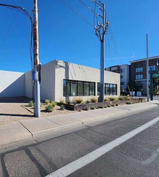 More Photos Of 302 W Indian School Rd, Phoenix Storefront For Lease