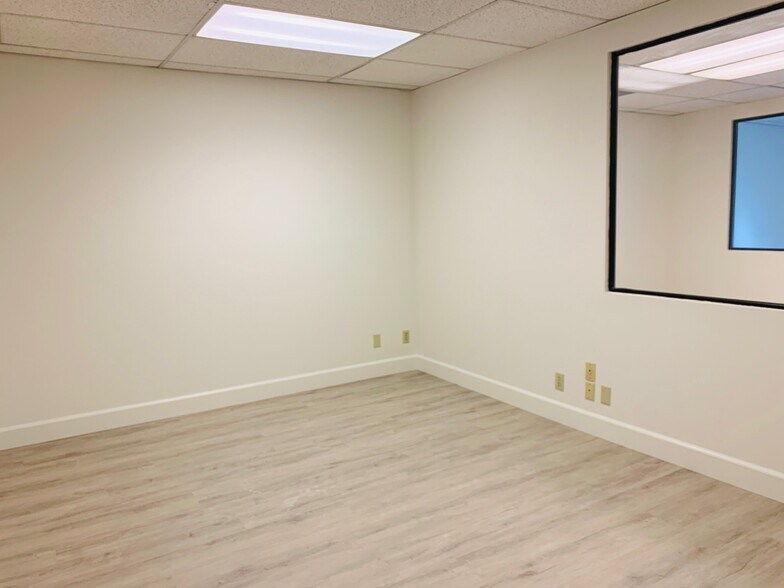 More Photos Of 30423 Canwood St, Agoura Hills Office For Sale