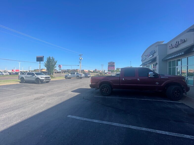 More Photos Of 1769-1779 Garth Brooks Blvd, Yukon Freestanding For Lease