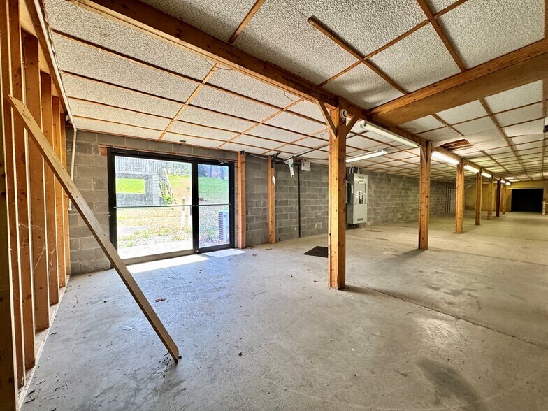 More Photos Of 868 State Route 3 and 12, Hinton Flex For Sale