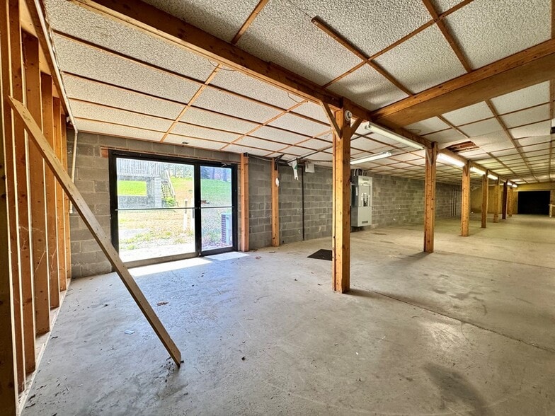 More Photos Of 868 State Route 3 and 12, Hinton Flex For Sale