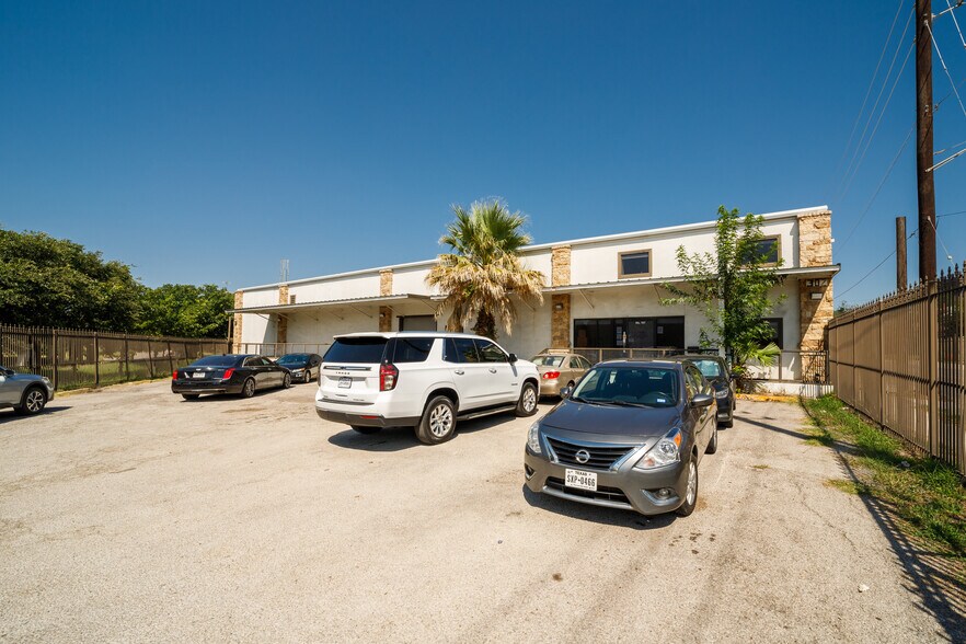 More Photos Of 302 Casa Blanca St, San Antonio Warehouse For Sale