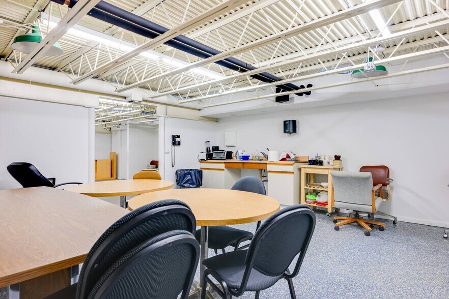 More Photos Of 135 Windmill Ln, Southampton Office For Sale