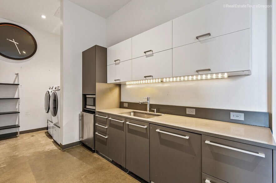 More Photos Of 1022 NW Overton St, Portland Multifamily For Sale