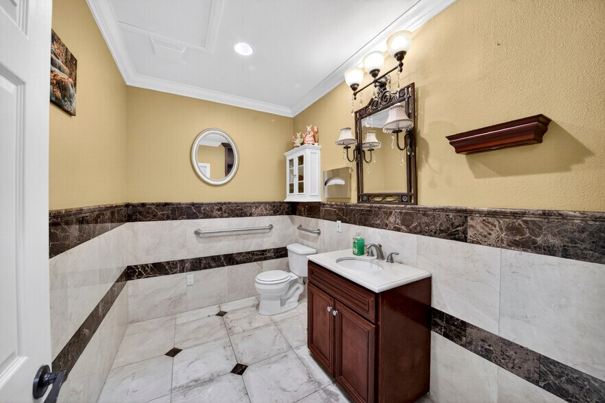 More Photos Of 408 S Beach Blvd, Anaheim Medical For Sale