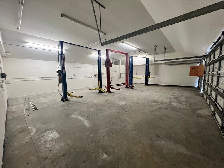 More Photos Of 147 N Gilbert St, Hemet Flex For Sale