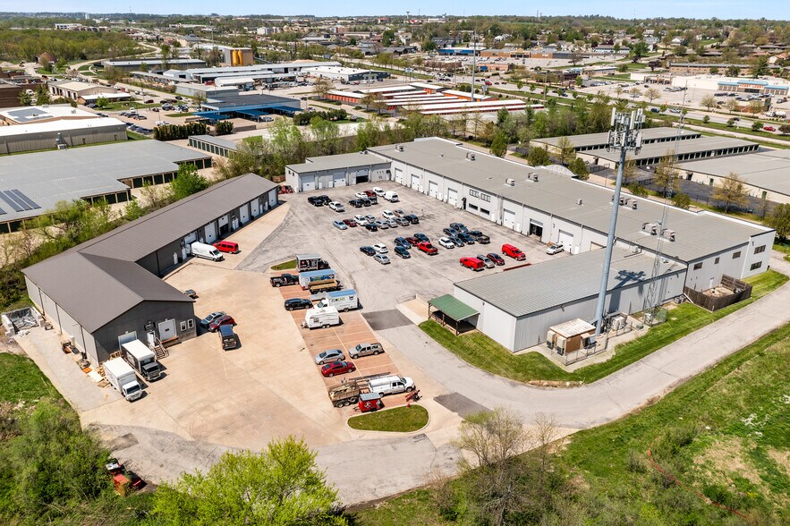 More Photos Of 2000 James St, Coralville Service For Lease