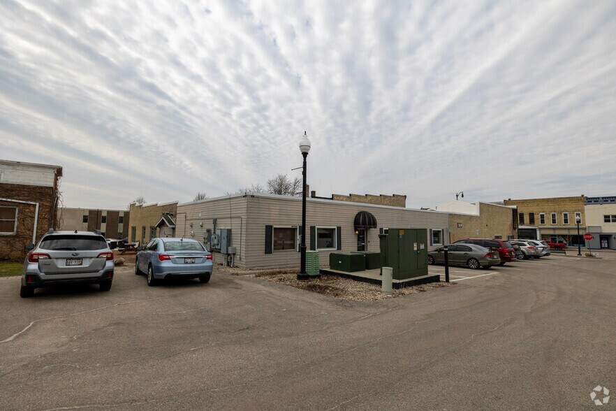 More Photos Of 230 S Main St, Jefferson Freestanding For Lease