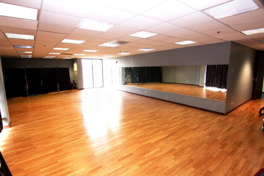 More Photos Of 1300 Irving Park Rd, Streamwood General Retail For Sale