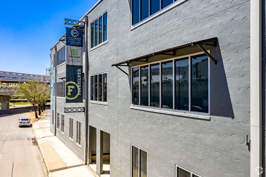 More Photos Of 816 Camaron St, San Antonio Office For Sale