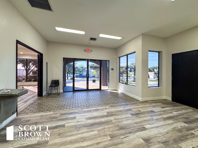 More Photos Of 2400 Worthington St, Denton Medical For Lease