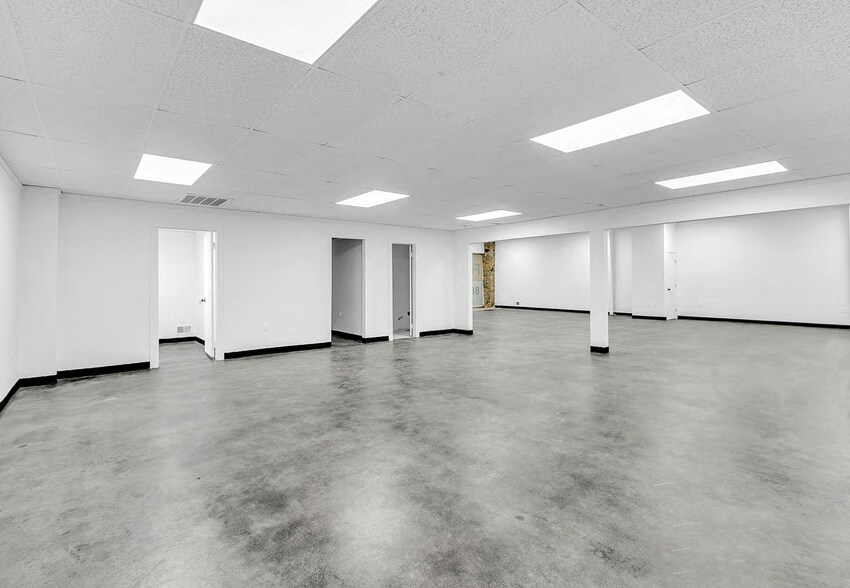 More Photos Of 1253 S Pleasantburg Dr, Greenville Storefront For Sale
