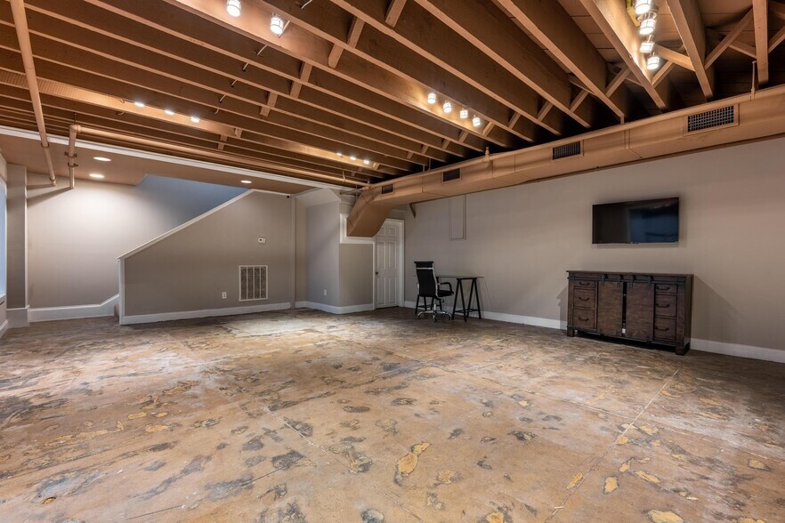 More Photos Of 1463 Market St, Chattanooga Storefront Retail Office For Sale