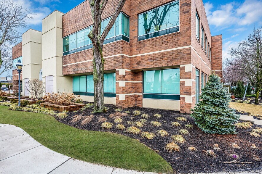 More Photos Of 180 E Main St, Bay Shore Medical For Sale