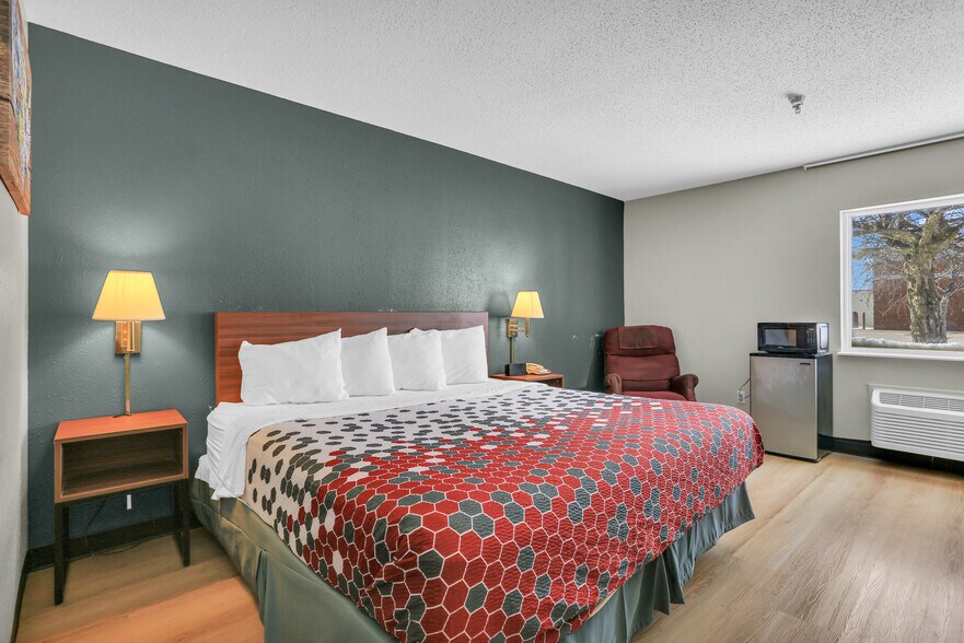 More Photos Of 630 W Main St, El Paso Hotel For Sale