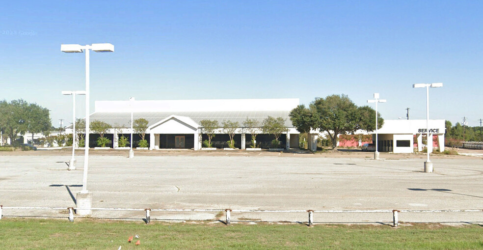 Primary Photo Of 1100 Business Highway 290 N, Hempstead Auto Dealership For Lease