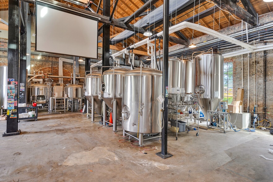 More Photos Of 1791 Reggie White Blvd, Chattanooga Restaurant For Lease