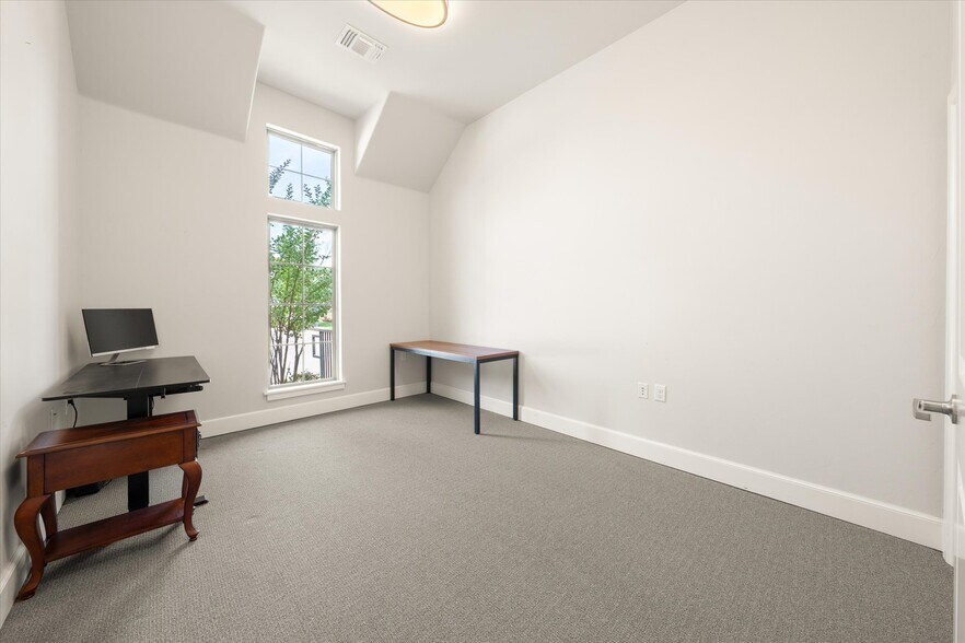 More Photos Of 2224 Bridgeview Blvd, Edmond Office For Sale