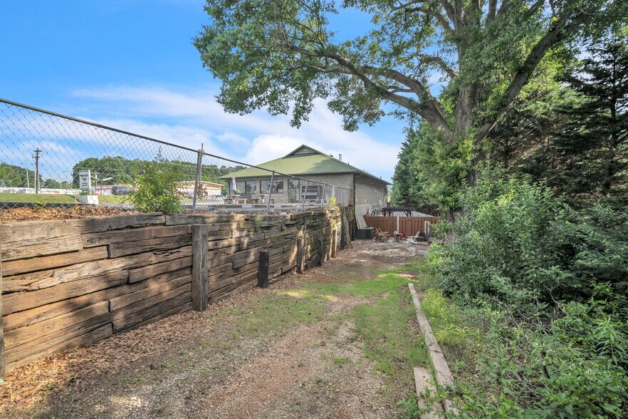 More Photos Of 1411 Old Grove Rd, Greenville General Retail For Sale