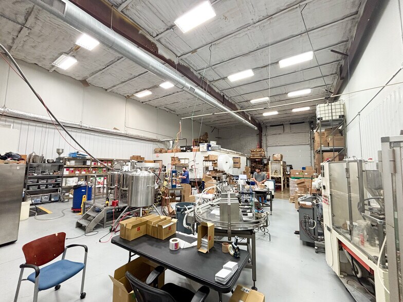 More Photos Of 4173 N 20th St, Ozark Warehouse For Lease