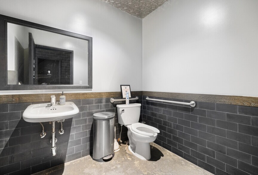 More Photos Of 215 47th St, Brooklyn Warehouse For Lease