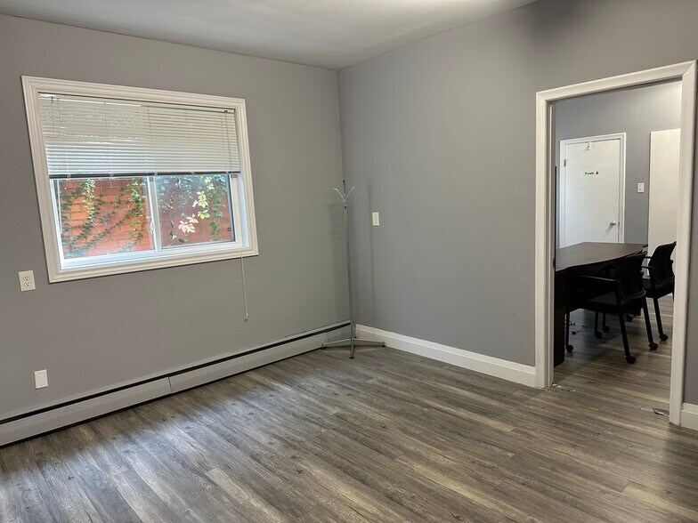 More Photos Of 70 King St E, Hamilton Storefront For Sale