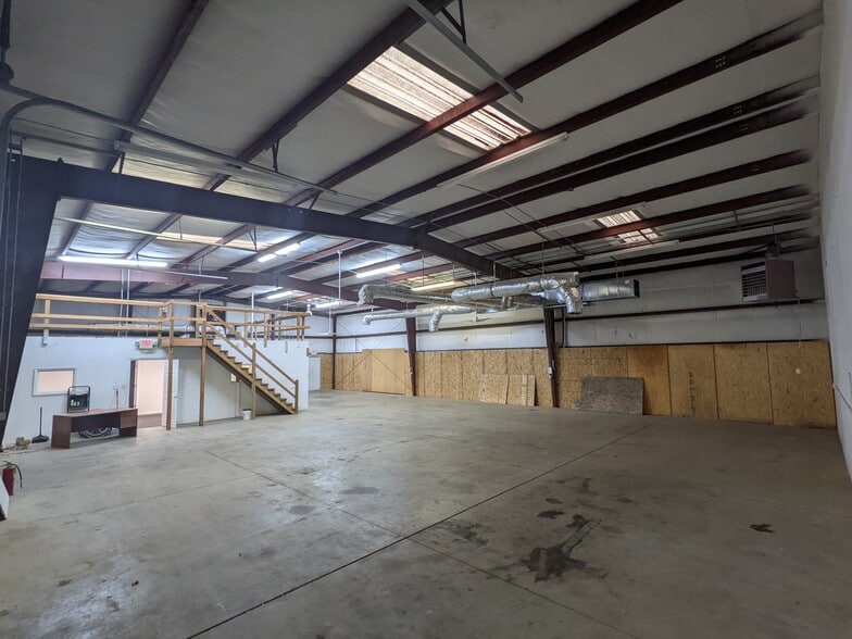 More Photos Of 389 Farmer Ct, Lawrenceville Light Distribution For Lease