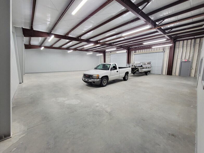 More Photos Of 12462-12470 W Bellfort Blvd, Houston Light Distribution For Lease