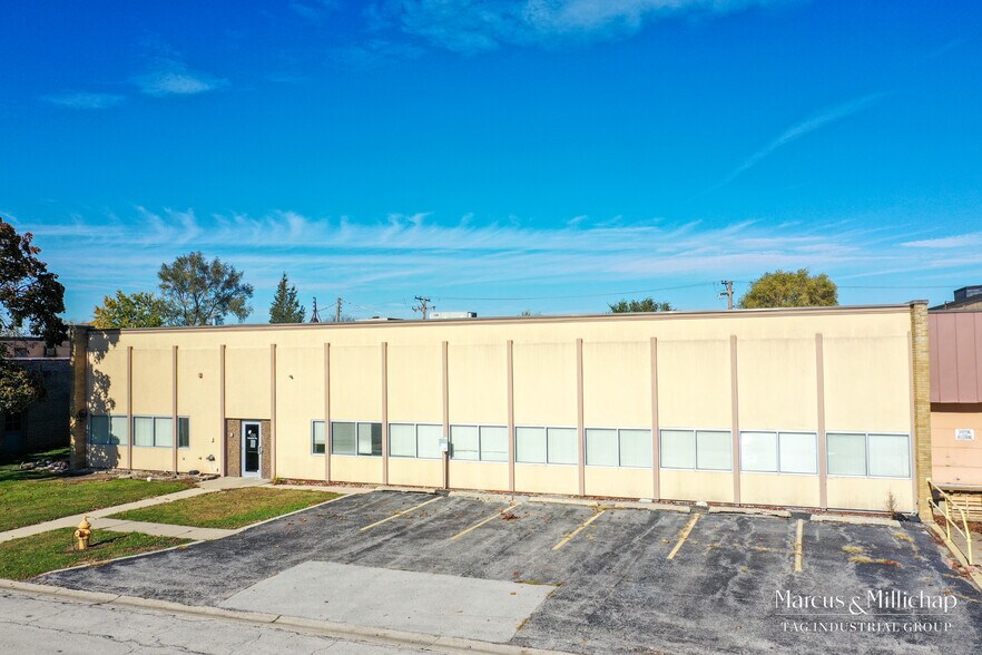 More Photos Of 100 W Industrial Rd, Addison Warehouse For Sale