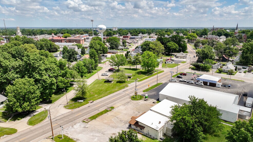 More Photos Of 406 W Carpenter St, Jerseyville Flex For Sale