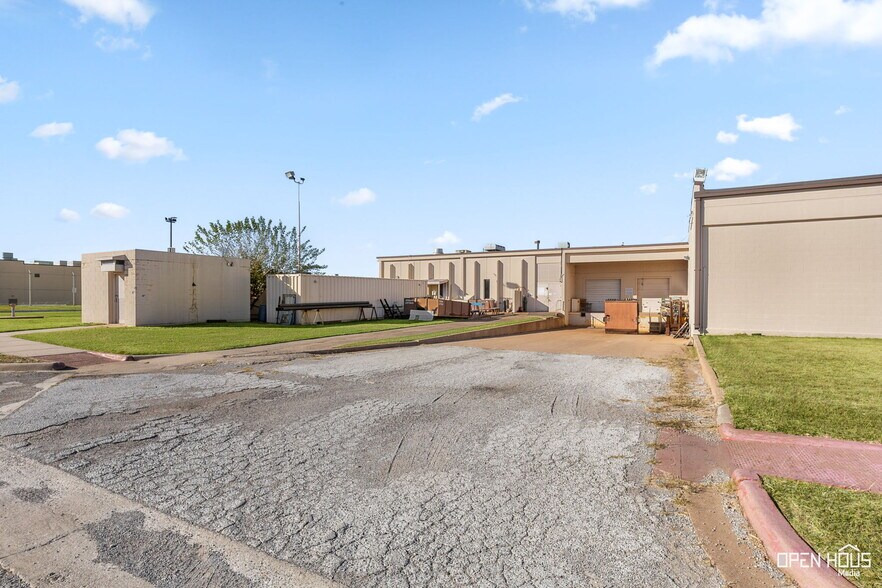 More Photos Of 2813 Central Fwy E, Wichita Falls Industrial For Sale