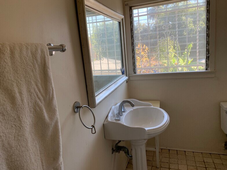 More Photos Of 1826 Wellington Rd, Los Angeles Specialty For Sale