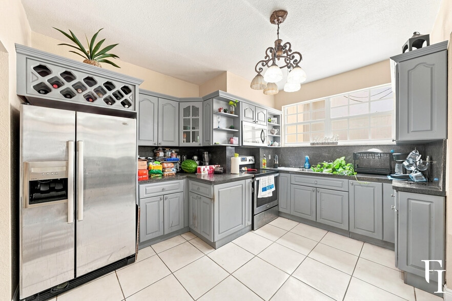 More Photos Of 1353 SW 1st St, Miami Storefront Retail Residential For Sale