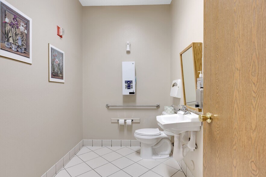 More Photos Of 5558 Lee Hwy, Atkins Hotel For Sale
