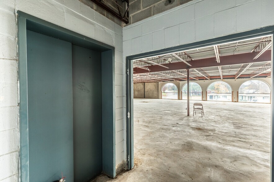 More Photos Of 1210 Lake Air Dr, Waco Freestanding For Sale