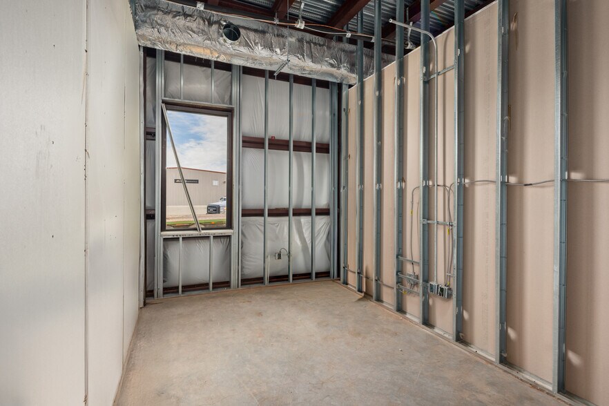 More Photos Of 700 Rod Sullivan Rd, Sanford Airplane Hangar For Lease