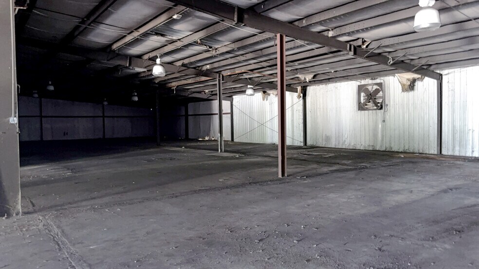 More Photos Of 378 Eastland Rd, Dothan Distribution For Sale