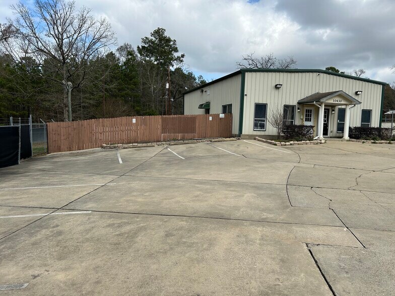 Primary Photo Of 10430 Fm 1097 Rd W, Willis Freestanding For Lease