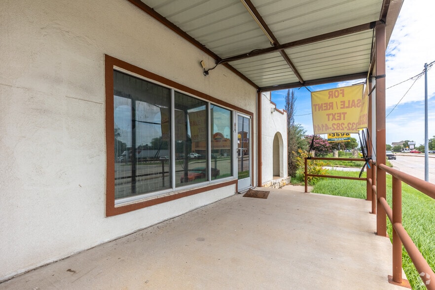 More Photos Of 400 N 23rd St, Waco Storefront Retail Office For Sale