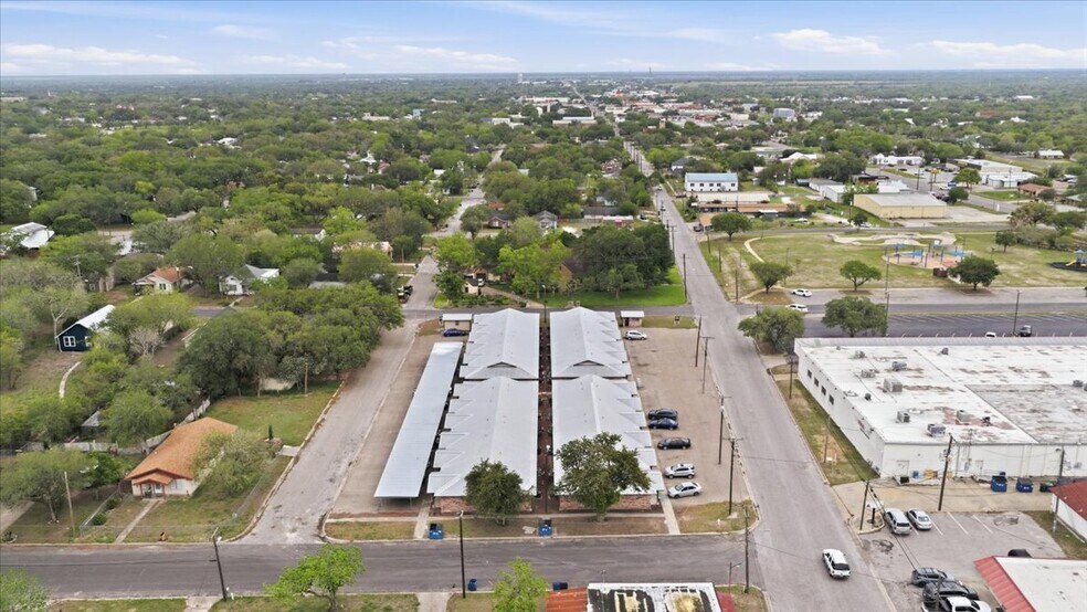 More Photos Of 1400 N Saint Marys St, Beeville Apartments For Sale