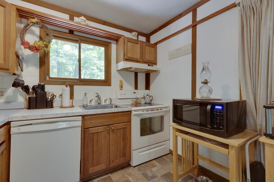 More Photos Of 11 Mountainside Dr, Berkeley Springs Specialty For Sale